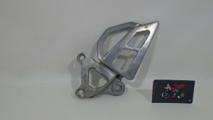 SOPORTE ESTRIBO DELANTRO IZQUIERDO KAWASAKI ZX7-R